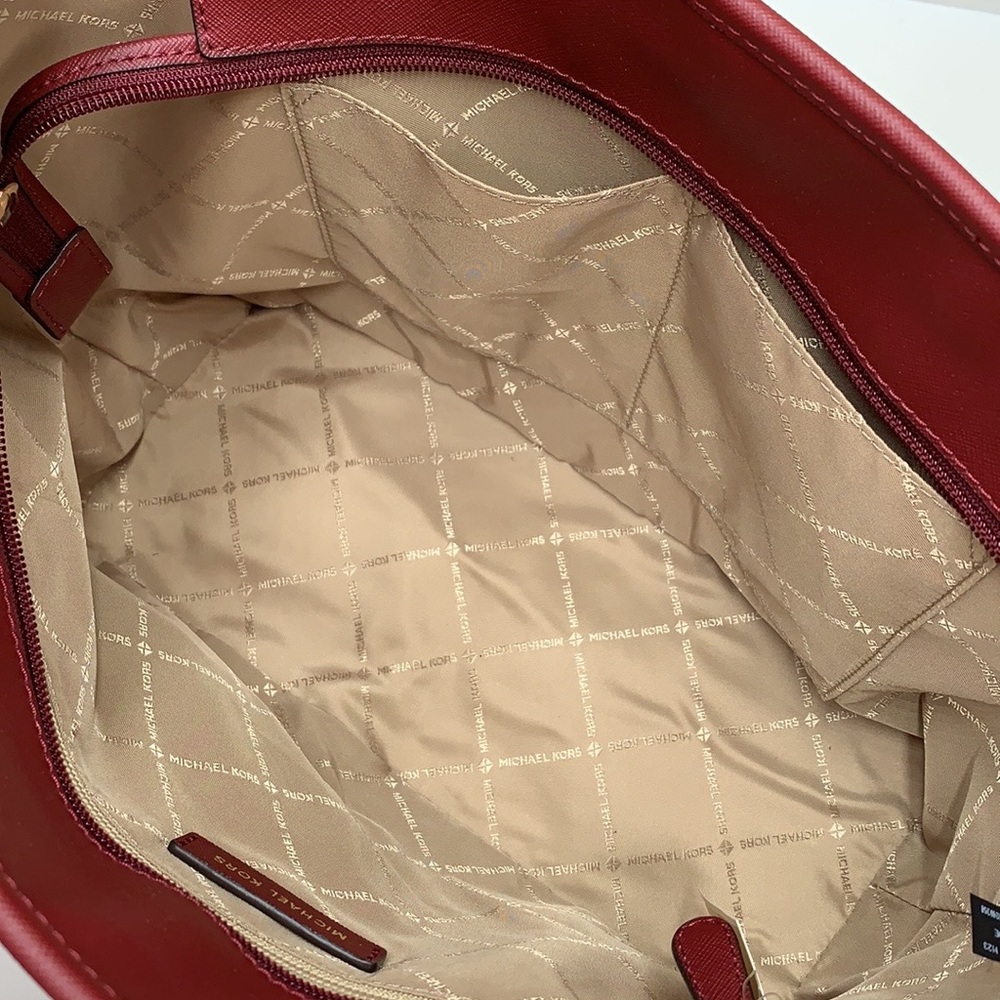MICHAEL KORS LOGO SHOULDER
TOTE DARK CHERRY COLOR 14.75"W X
10"H × 5.5"D - Picture 12 of 16